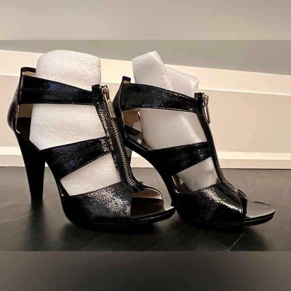 Michael Kors Berkeley T Strap Sandles - Picture 4 of 9